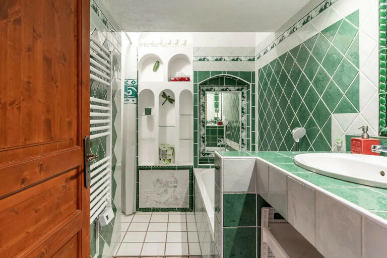 Bad mit Wanne und Dusche