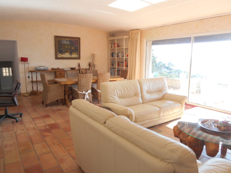 Inzwischen mit Ledergarnitur