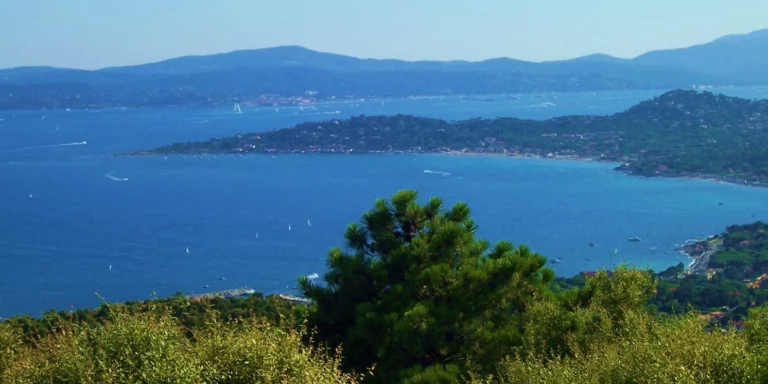 Blick auf das Meer, Saint Tropez und Sainte Maxime.